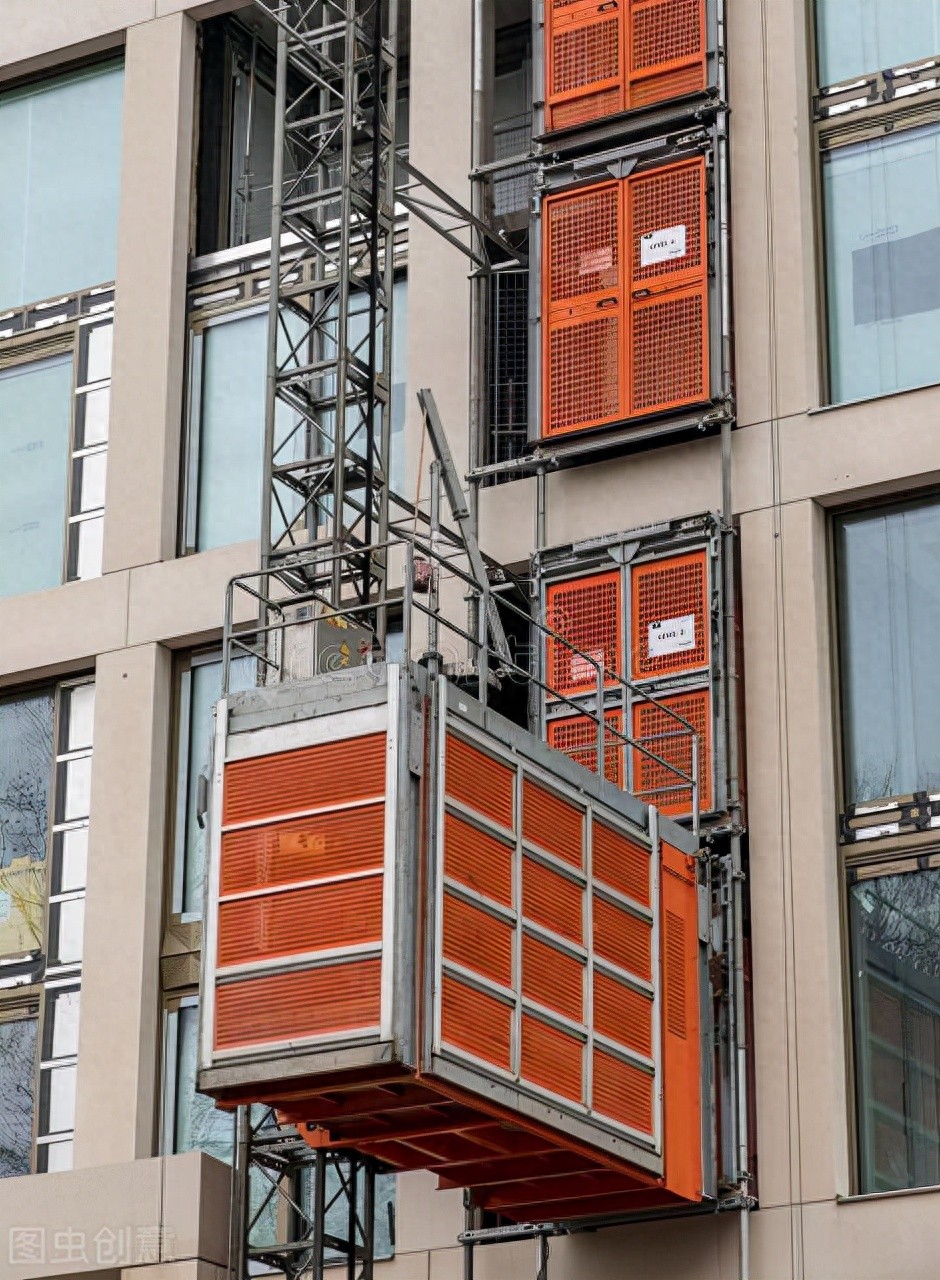 施工升降机应用优势_升降机货梯如何选择正确的液压油_液压升降机高承载力